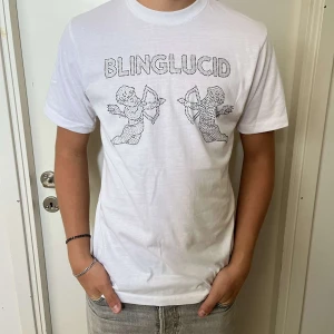 Bling Lucid T-shirt  - Säljer en snygg t shirt i storlek S från Bling-Lucid. Sitter perfekt på mig som är 180. Använd ett fåtal gånger. Skick: Mycket bra           Nypris:499kr
