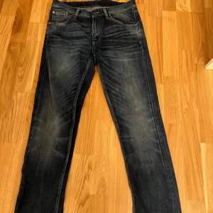 Riktigt sköna tiger of sweden jeans med storlek 29/32, lite små i midjan därför rekommenderar jag 29 istället för 30. Helt nya.