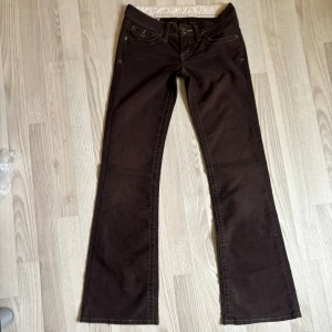 Lågmidjade jeans - Säljer dessa jättesnygga typ jeans fast de är i mer kostymbyxor material, då de inte passar mig! Skriv om du har frågor 🫶🏻💖