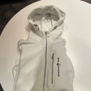 Sail raicing hoodie - Mått L Skick 10/10 Knappt använt den då den har varit för stor