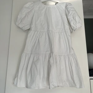 Vit klänning  - En superfin vit zara klänning som är öppen i ryggen. Använd fåtal gånger men i Bälinge sick.