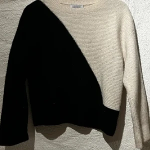 Other stories tröja  - Jättefin tröja från other stories som aldrig är använd då den inte är min stil. Storlek Xs men passar s också. Sååå snygg och superbra skick, skriv för fler bilder. Pris kan diskuteras ❤️❤️