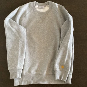 Carhartt sweatshirt  - Snygg Carhartt sweatshirt i nyskick.  Köpt på Zalando för 1095kr.  Den är som helt ny därav får du den till ett väldigt bra pris.