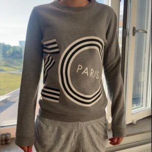 Kenzo tjock tröja  - Supper cool tjock tröja ifrån kenzo. Den är i nyskick och är aldrig använd 💗priset kan diskuteras 