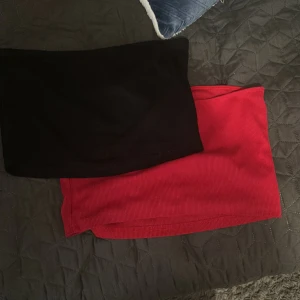 tube toppar - röd och svart tubetop, jätte gulliga och jätteeee sköna❤️