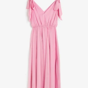 Jätte söt lång klänning - En rosa lång klänning med fina knytningar vid axlarna. Aldrig använd. Passar mig som har storlek S