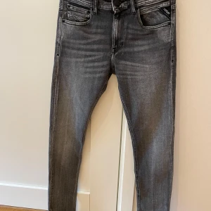Replay jeans; Johnfrus w27, l30 - Använda 2-3 ggr. Replayjeans ljusgrå, johnfrus skinny fit low crotch, W27 L30.
