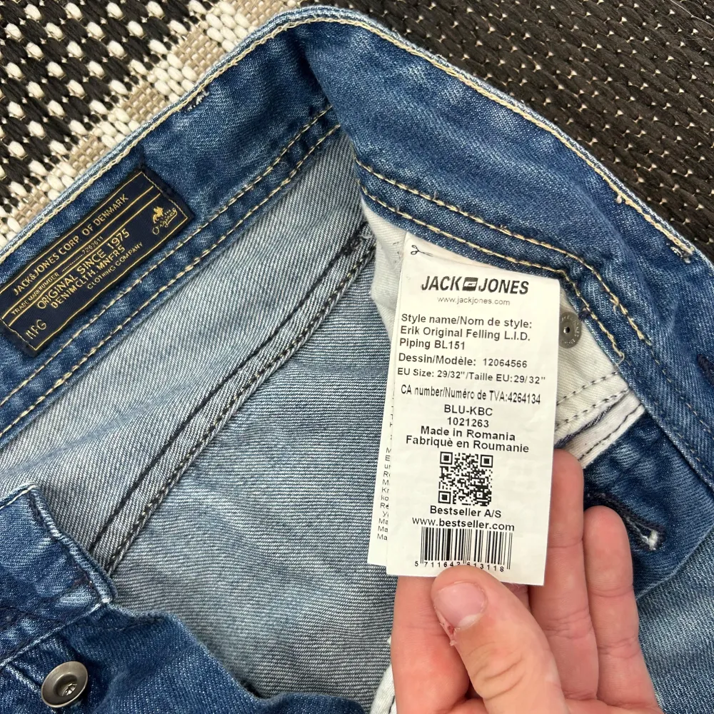 Tja, säljer dessa jeansen från Jack&jones som är i ett mycket bra skick, strl- W29 L32. hör av er vid frågor samt övriga frågor.😀. Jeans & Byxor.