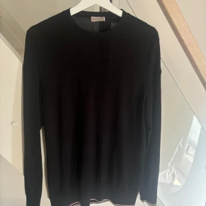 Stickad Moncler tröja - Sjukt skön moncler tröja. Liknade material som merinoull super skön. Storlek L super fint skick.