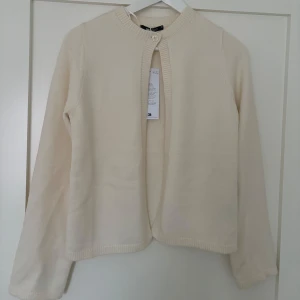 Kofta - Helt ny och oanvänd kofta från Gina. Nypris: 360kr Mitt pris: 320kr 