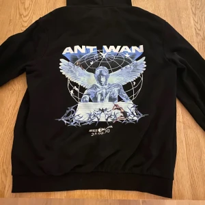 Antwan Hoodie  - Tja, säljer denna Antwan merch köpt på globen förra året i samband med hans succé konsert. Pris ej hugget i sten😊
