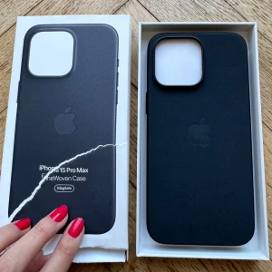 MagSafe mobilskal Apple  - Säljer oanvänt MagSafe mobilskal från Apple till IPhone 15 PRO Max.  Nypris är 895kr, kvitto finns samt fler bilder om det önskas.   Ivrig som man var med att öppna så insåg jag inte att jag köpt till fel modell förens förpackningen var uppriven. 🙃