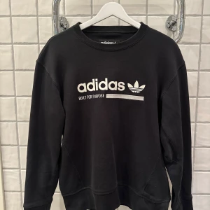 Adidas Originals sweatshirt - En Adidas Originals sweatshirts i storlek XS och är true to size  Skicket är bra men använd inga hål eller annat slitage så skulle säga att skicket är 8.5/10