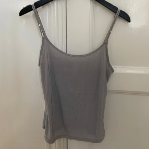 Topp med diamanter - Sheer topp vintage från hm med stenar på banden. (Justerbara) strl 38-40.