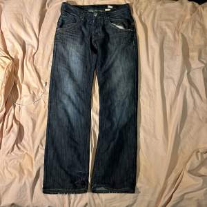 Jättefina vintage jeans från HM. Fint skick, använda men har flera år kvar innan slit! Perfekta för den som gillar straight jeans o lågmidjat. Tryck INTE på köp nu utan att ha pratat med mig! Skriv vid minsta fråga❣️🫶🏼