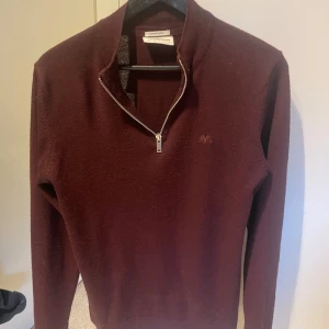 Half zip - Knappt använd Smutsig spegel  Merino ull  Storlek M   Är 181 på 72kg  Vinröd perfekt t vintern 