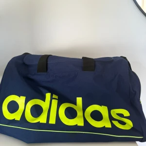 Adidas duffelbag - Säljer min duffelbag från Adidas, rymlig och bra väska för kläder och annat👜