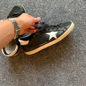 Golden Goose  - Säljer dessa najs skor. Toppen skick på överdelen men heeldrag under, strl 41 passar 42.  Vill bara få iväg de så kan gå ner i pris om så krävs🙌