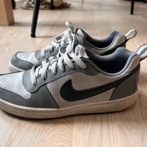 Nike sneakers - Super coola gråa Nike sneakers. Har alldeles för många skor😊 Lite smutsiga på ena skon men går säkert att få bort