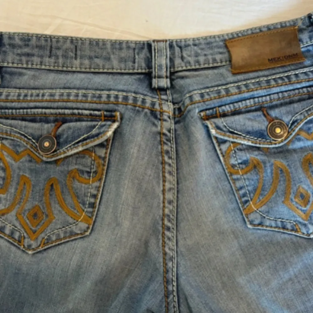 Perfect low waisted jeans . Jeans & Byxor.