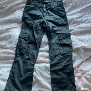 Cargo byxor - Skit snygga cargo byxor från Gina med jätte fin grå färg!!😍😍 Kan sitta både hög midjat och låg midjat!🤩