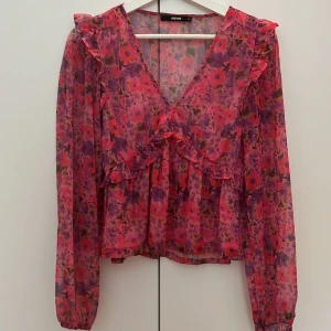 Jättefin blus - Volangblus ifrån bikbok. Sparsamt använd så väldigt bra skick!!💕