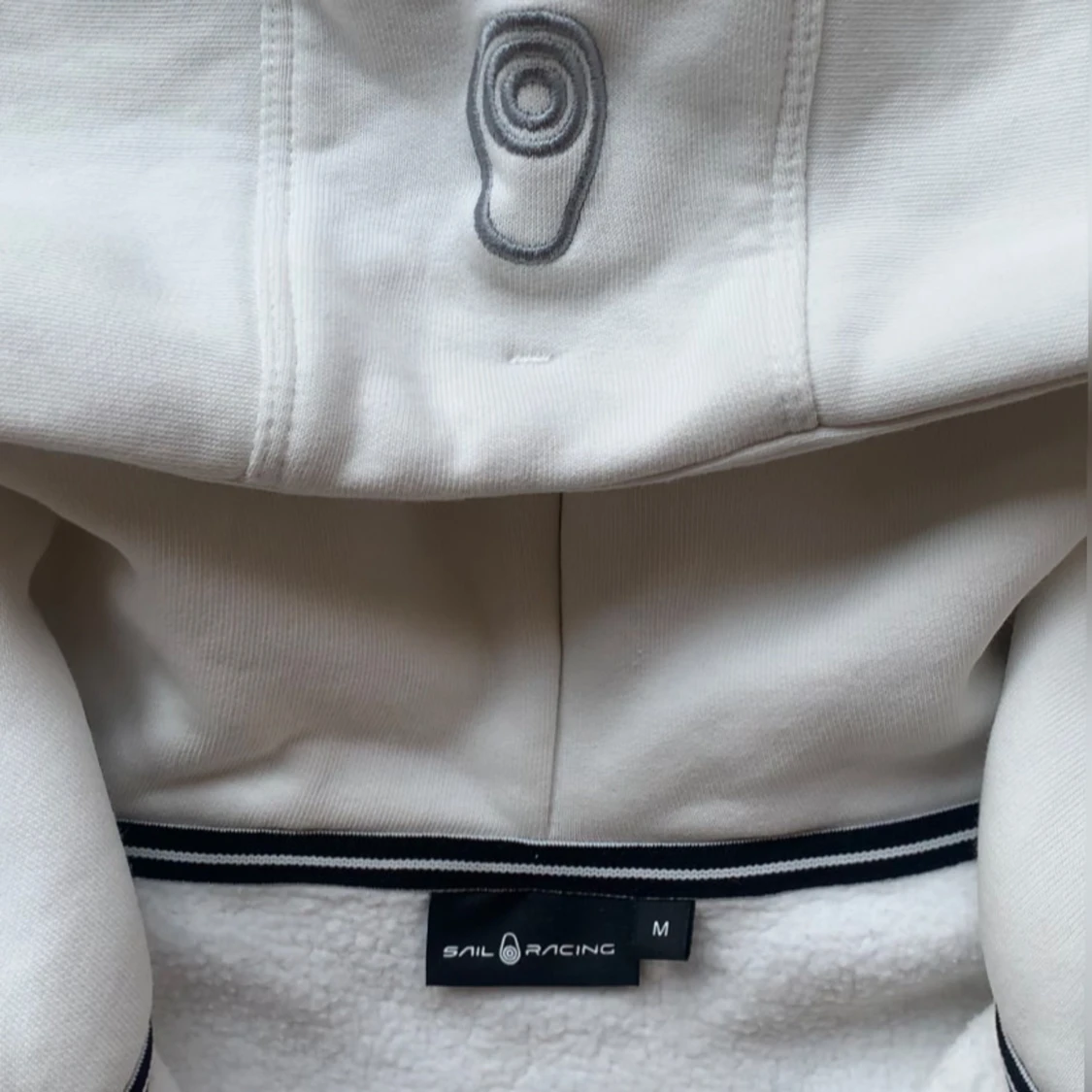 Vit hoodie från Sail Racing - 91