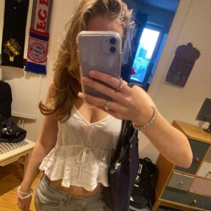 Vit volang linne från Vila  - Säljer mitt fina linne med volang då den inte längre kommer till användning. Skriv för frågor!