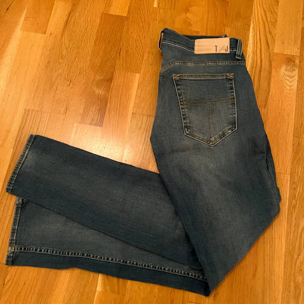 Mycket bra skick, nypris: 1599 kr, 30/32, för mer bilder och frågor skriv.. Jeans & Byxor.