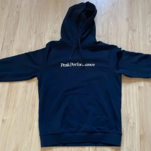 Peak Performance Hoodie - Svart Peak hoodie i väldigt bra skick. Enbart använd ett fåtal gånger och är utan defekter. Kommer i storlek M men är lite liten i storleken så passar även S. Priset kan diskuteras och sänkas vid snabb affär!