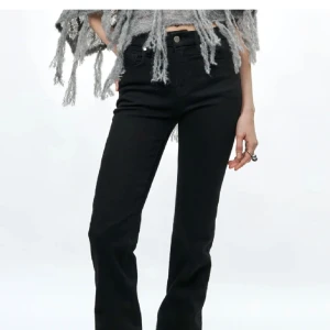 Svara jeans zara  - Jättefina jeans ifrån zara som inte kommer till användning💞