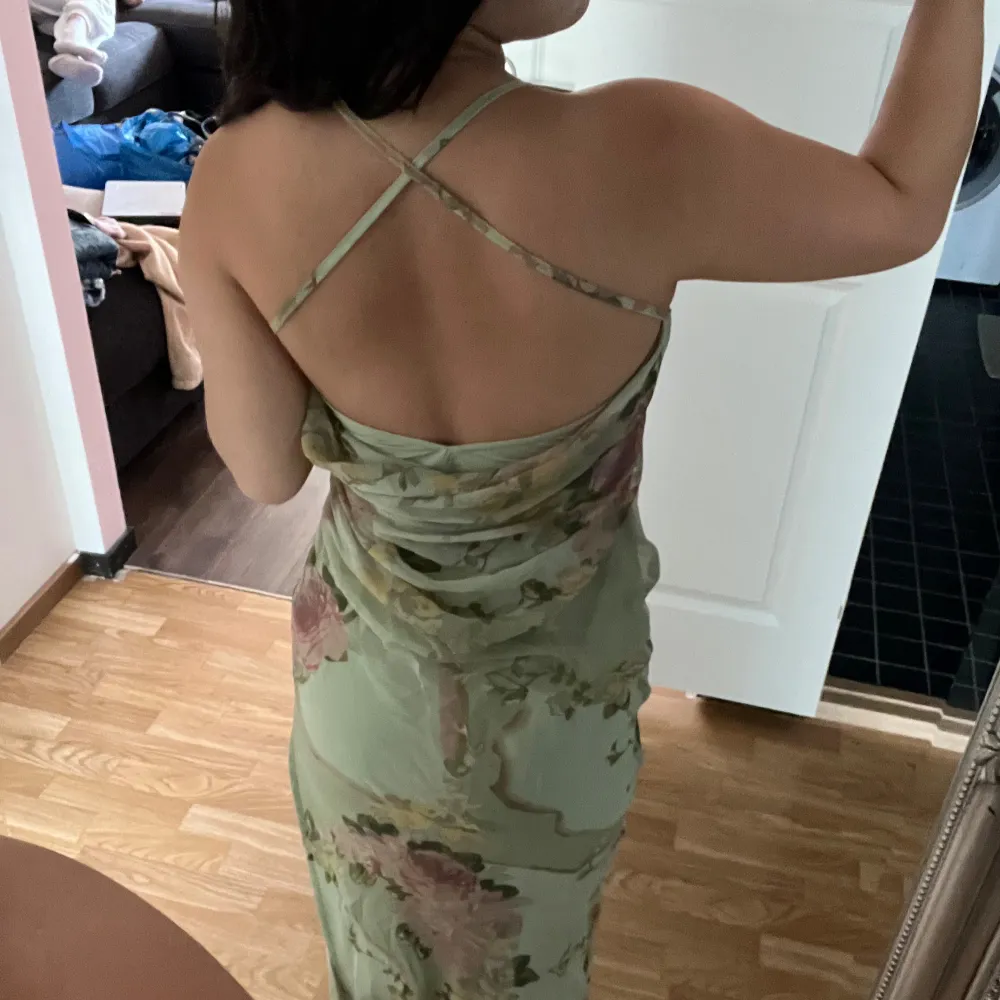 Helt ny, oanvänd balklänning som kan funka till andra tillfällen såsom t.ex bröllop. Säljer då den inte kommer till användning. Lappen finns kvar. Vid frågor kan man skriva💕. Mekot.