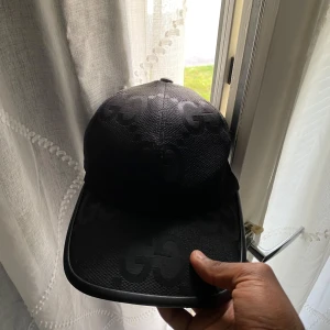 Svart jumbo Gucci keps - Den är helt clean och är knappt använt. Priset kan bara diskuteras för snabb köp Ny köpt kostade 4500kr.