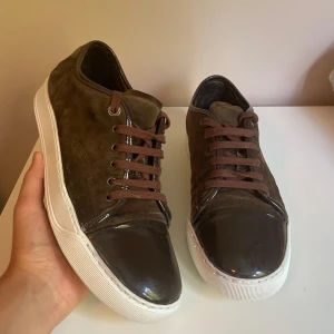 Lanvin skor - Säljer nu dessa sjukt snygga lanvin skor. Storlek UK 7, 42-43. Nypris 5000kr. Skick 8/10. Hör av er vid funderingar!