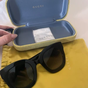 Solglasögonen  - Säljer nu min Gucci solglasögon då jag köpt nya.