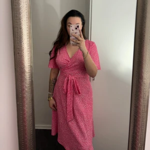 Klänning - Denna fina omlottklänningen är köpt på kappahl förra året och är aldrig använd (prislapp kvar) den är i storlek L men funkar för mindre storlekar med eftersom snöret går att dra åt. Perfekt för sommaren eller om man ska på någon semester nu i höst