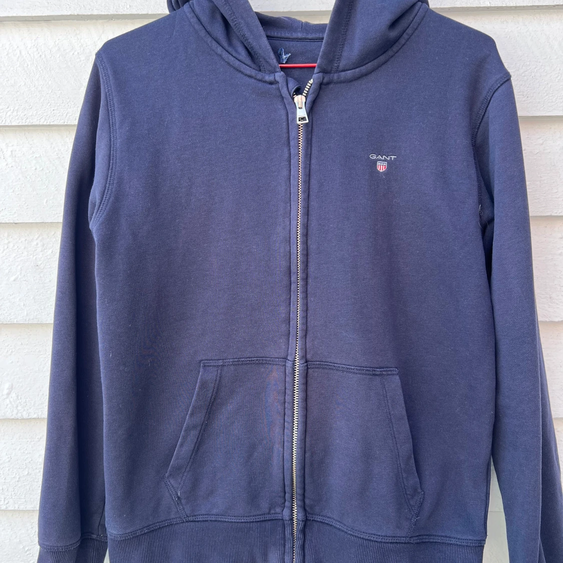 Mörkblå hoodie från GANT