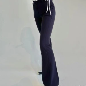 Designbysi kostymbyxor - Jättefina helt oanvända lågmidjade kostymbyxor som tyvärr var för små på mig och jag missade returperioden. Passar S-Xs! Bilder från internet, kom privat för fler bilder!