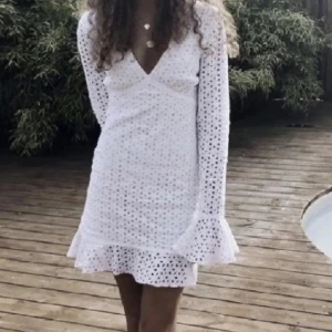 Långärmad vit klänning NA-KD - Perfekt inför studenten, sjukt eftertraktad och slutsåld klänning i storlek 36❤️