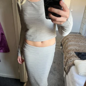 Kläd sett❤️ -  klädes sett (kjol och långarmad tröja) i beige💕 stl s inga defekter💕☺️