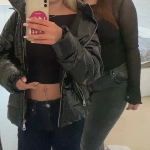 Jacka Nelly - Svart glansig jacka från Nelly i stl 36, skulle säga att den passar 34/36 💕 Köpt på Vinted men passade inte mig riktig, bilderna är från tjejen jag köpte den av