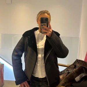 Svart skinnjacka med foder - Säljer min så snygga svarta skinnjacka med mjukt foder. Perfekt för höst och vinter då den är varm❤️❤️