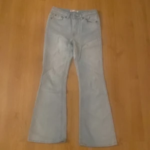 Ljusblå Levis 726 Flare Jeans - Säljer ett par snygga ljusblå Levis 726 Flare jeans. 9/10 i skick, dom är använda 3-5 gånger bara. Storlek: 140-152! Jag köpte dom för 600kr