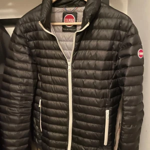 Colmar dunjacka - Skitsnygg jacka från colmar! Storlek 46 (S) två väldigt små hål på ena ärmen men ingenting som märks eller syns!! Priset är INTE fast!