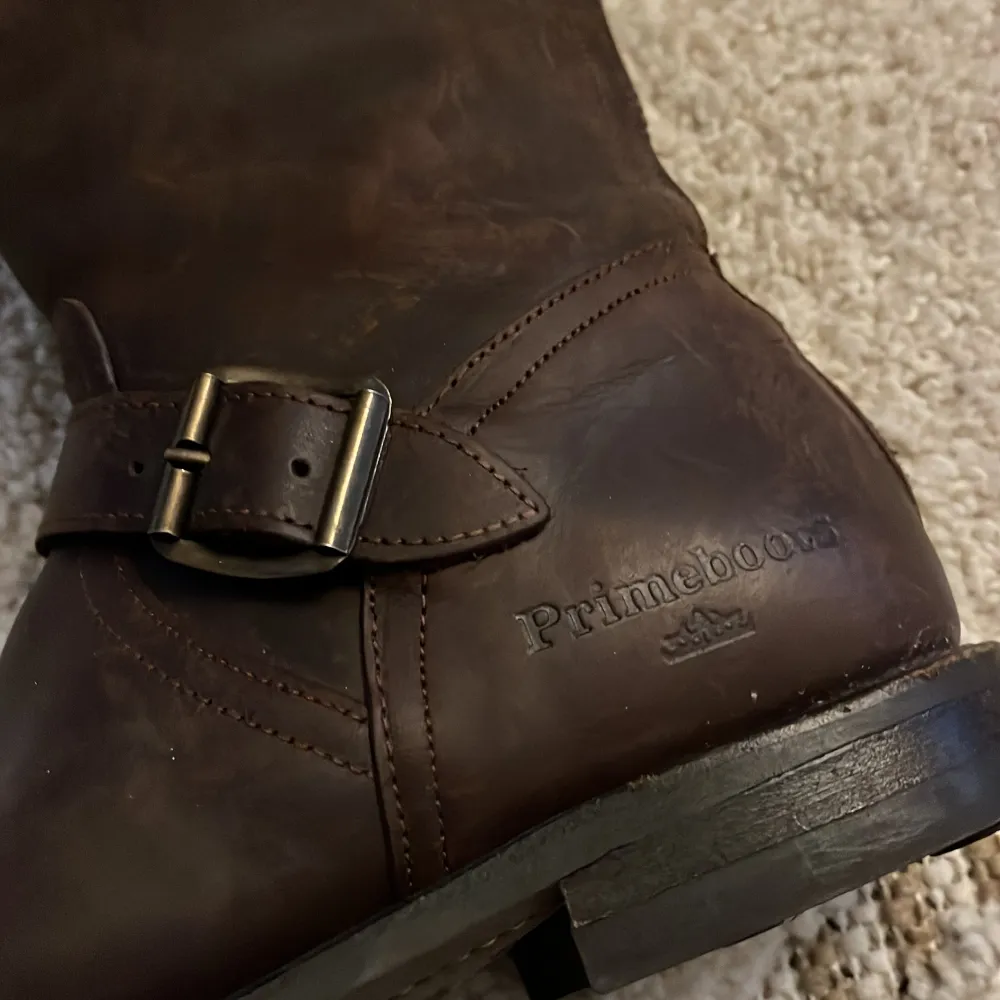 Säljer ett par snygga bruna läderstövlar från Primeboots. De har en klassisk design med spännen upptill och vid ankeln. Perfekta för höst och vinter, och de ger en stilren look till vilken outfit som helst. Stövlarna är i mycket bra skick och redo för nya äventyr!. Skor.