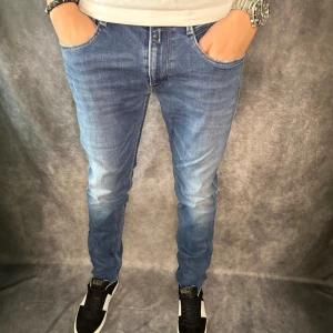 REPLAY ANBASS JEANS  - // Replay anbass jeans | Storlek W32/L32 | Nypris runt 1800kr | Kontakta för fler frågor eller funderingar // Deluxecloset 