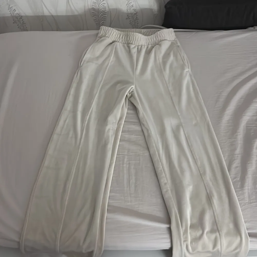Säljer ett par superbekväma beige mjukisbyxor från Lindex i storlek EUR 170. Byxorna har en loose passform och är perfekta för mysiga dagar hemma. De är gjorda i mjukt material och har en elastisk midja för extra komfort. Perfekt för höst och vinter!. Farkut & Housut.