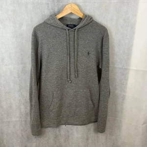Stickad Ralph Lauren hoodie - Riktigt soft raffe hoodie i 100% ull. Väldigt fint skick ser ut som och känns som Kashmir. Storlek L men passar M bättre. Modellen är 185.