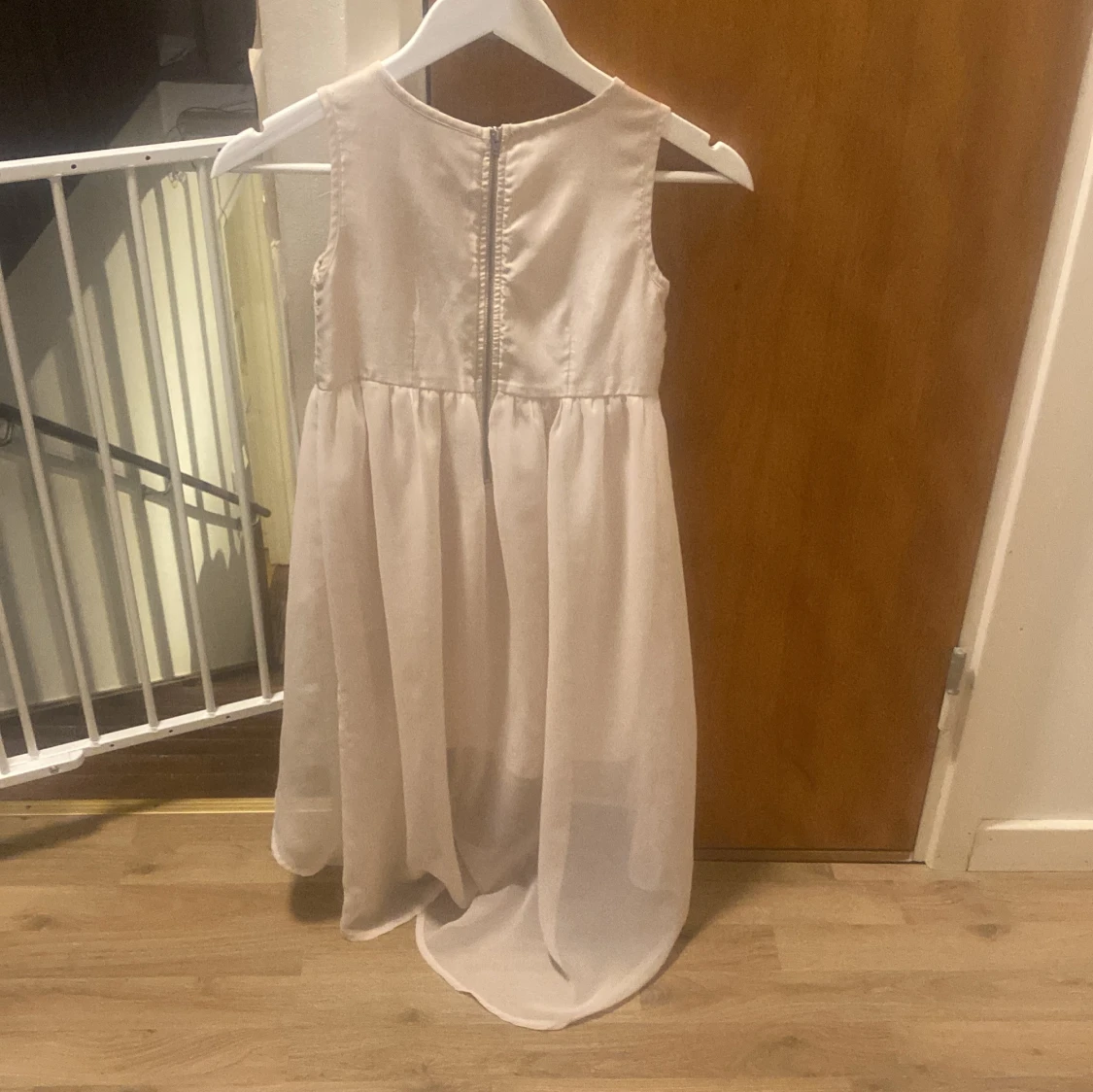 Vit ärmlös klänning med spetsdetaljer - 90