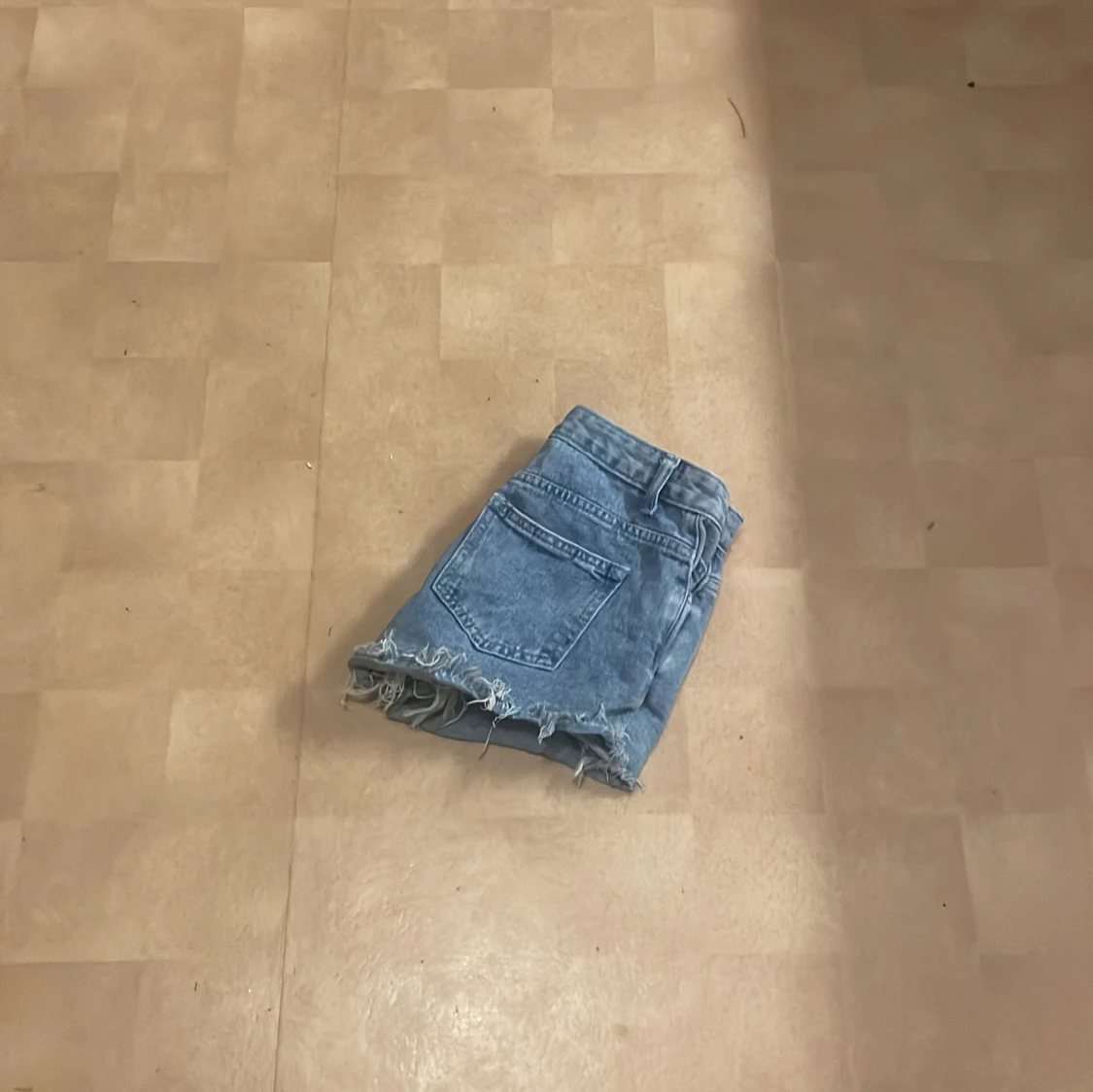 Blå jeansshorts med slitningar - 90